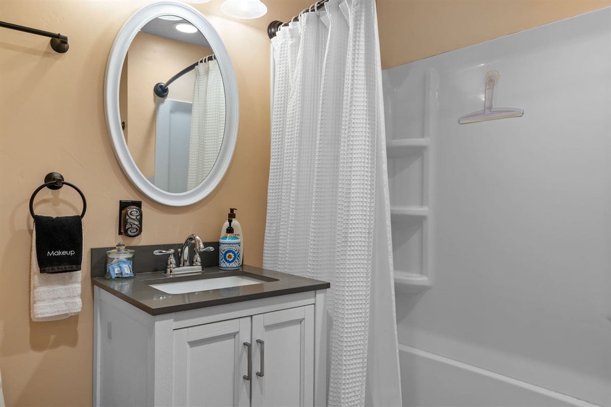 Casita shower/tub combo with amenities