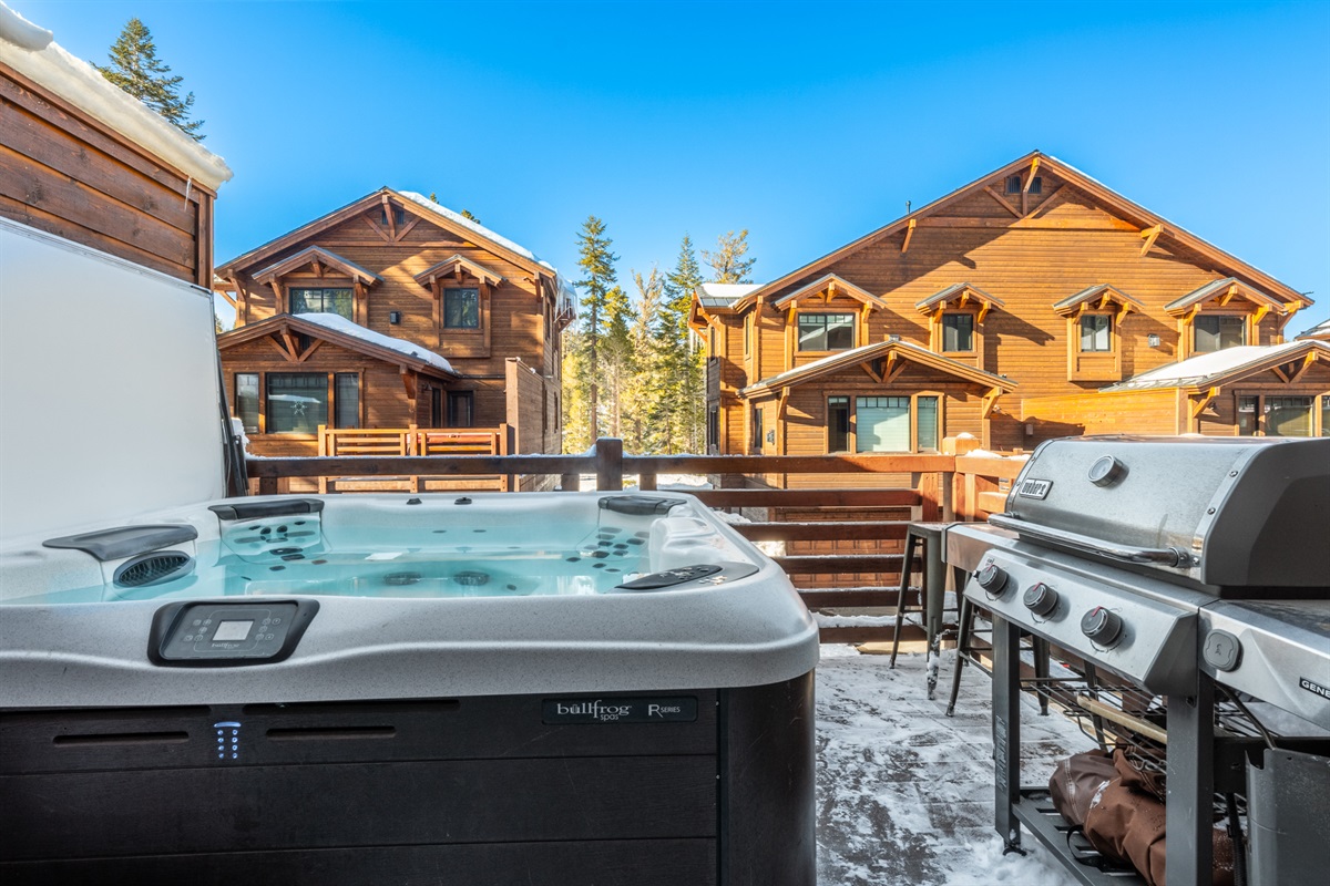 Triple Black (MS3) features its own private hot tub, giving your group two separate spaces to unwind.