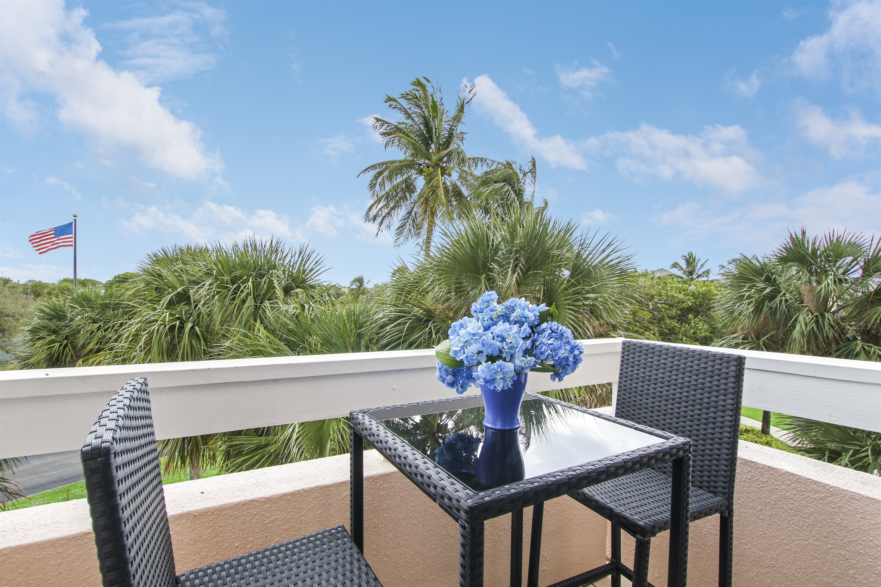 Side view patio-You can see the lighthouse from here!