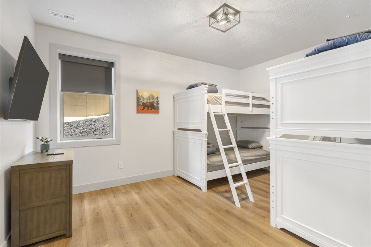 Bunk bed room with 4 bunks on lower level
