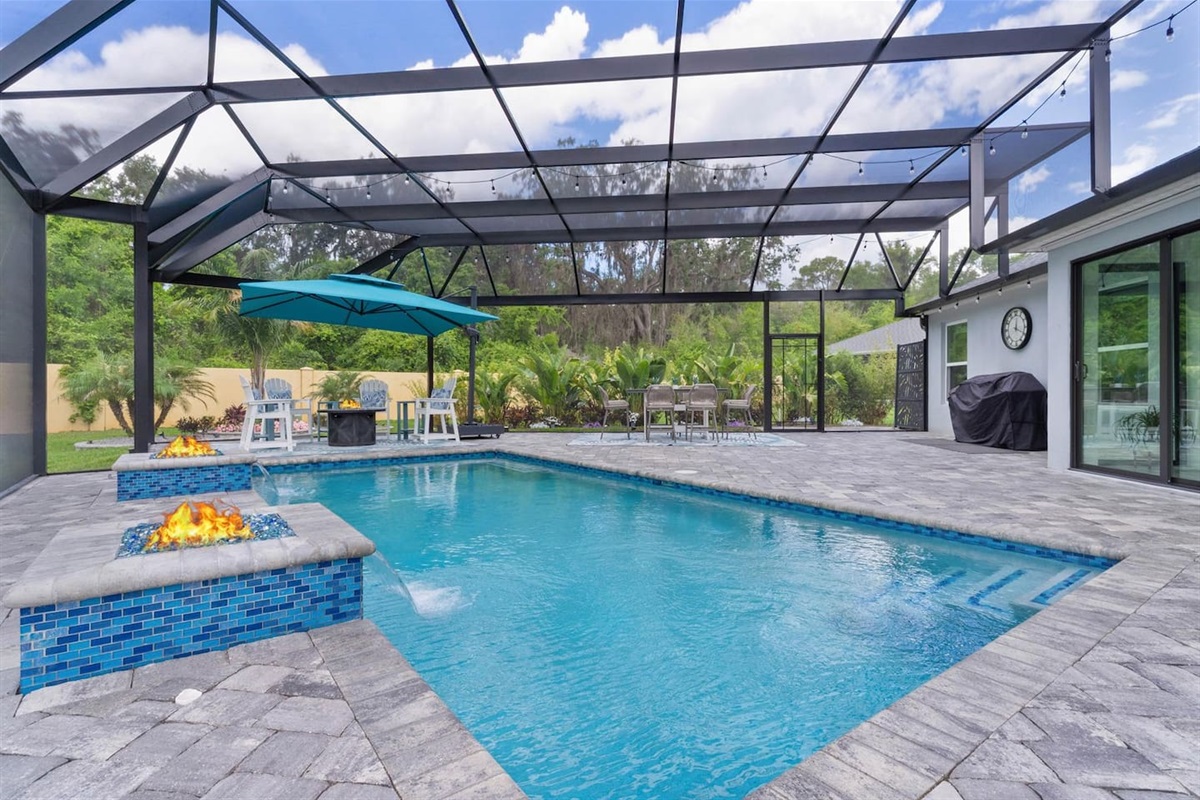Sparkling pool with spa area