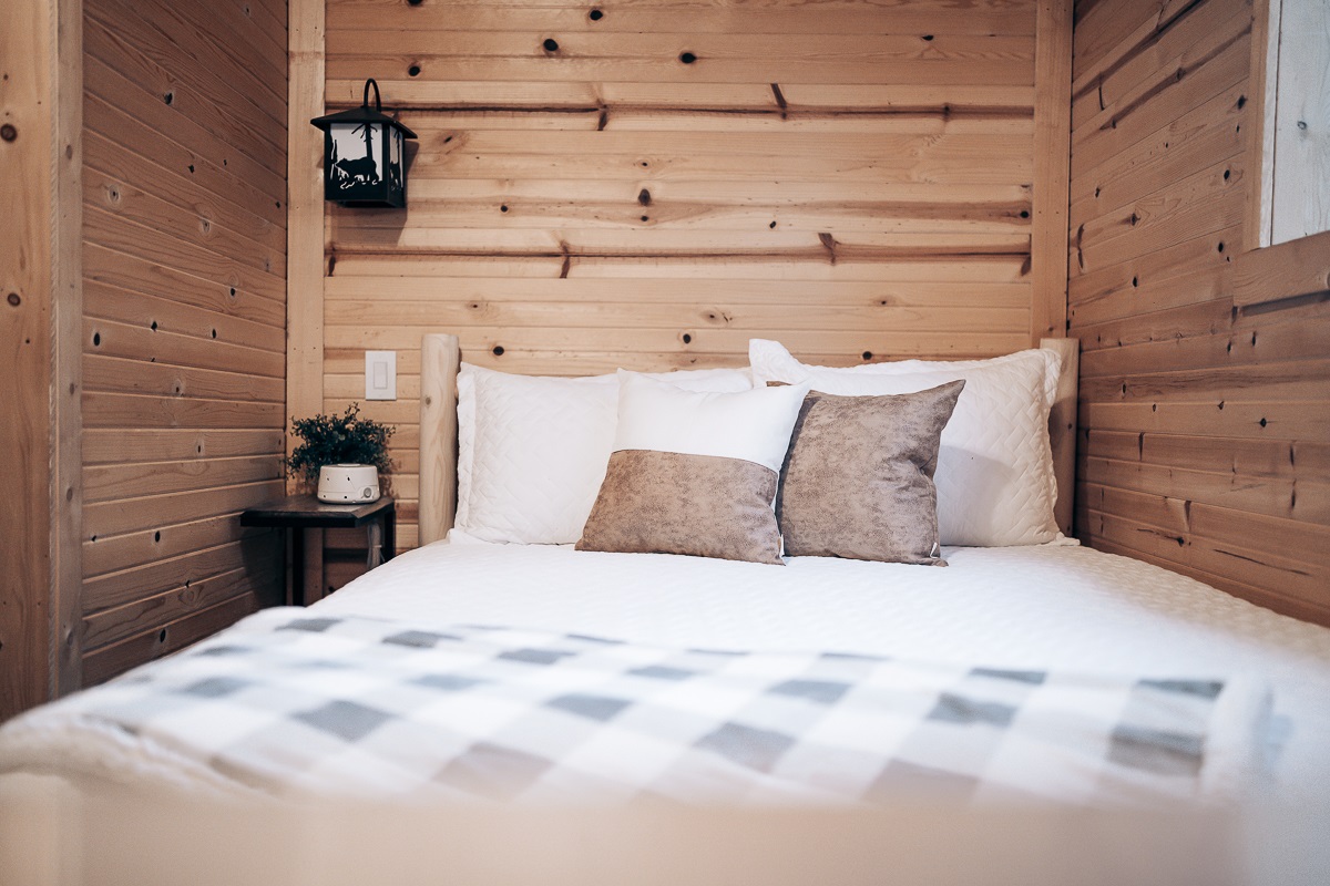 Slumber in Style: Cozy Queen Beds with Luxurious Linens