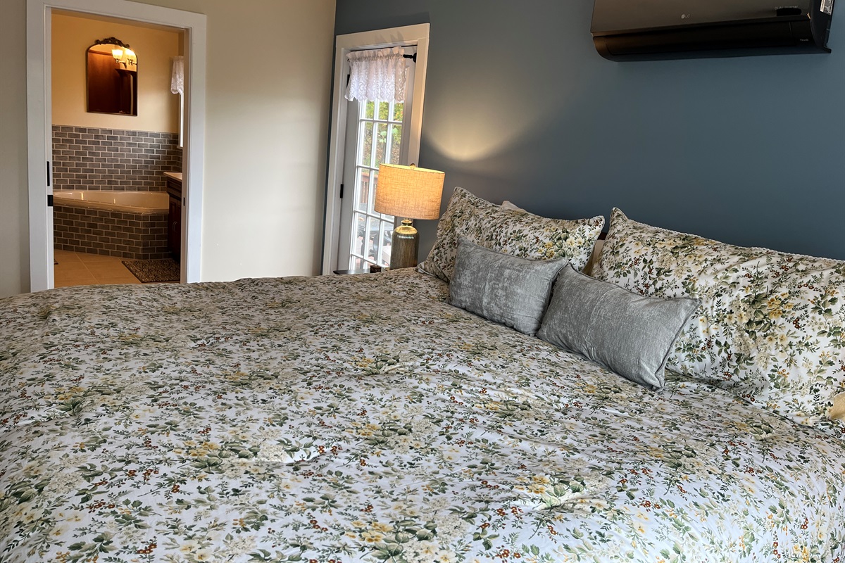 1st floor King with en-suite bath