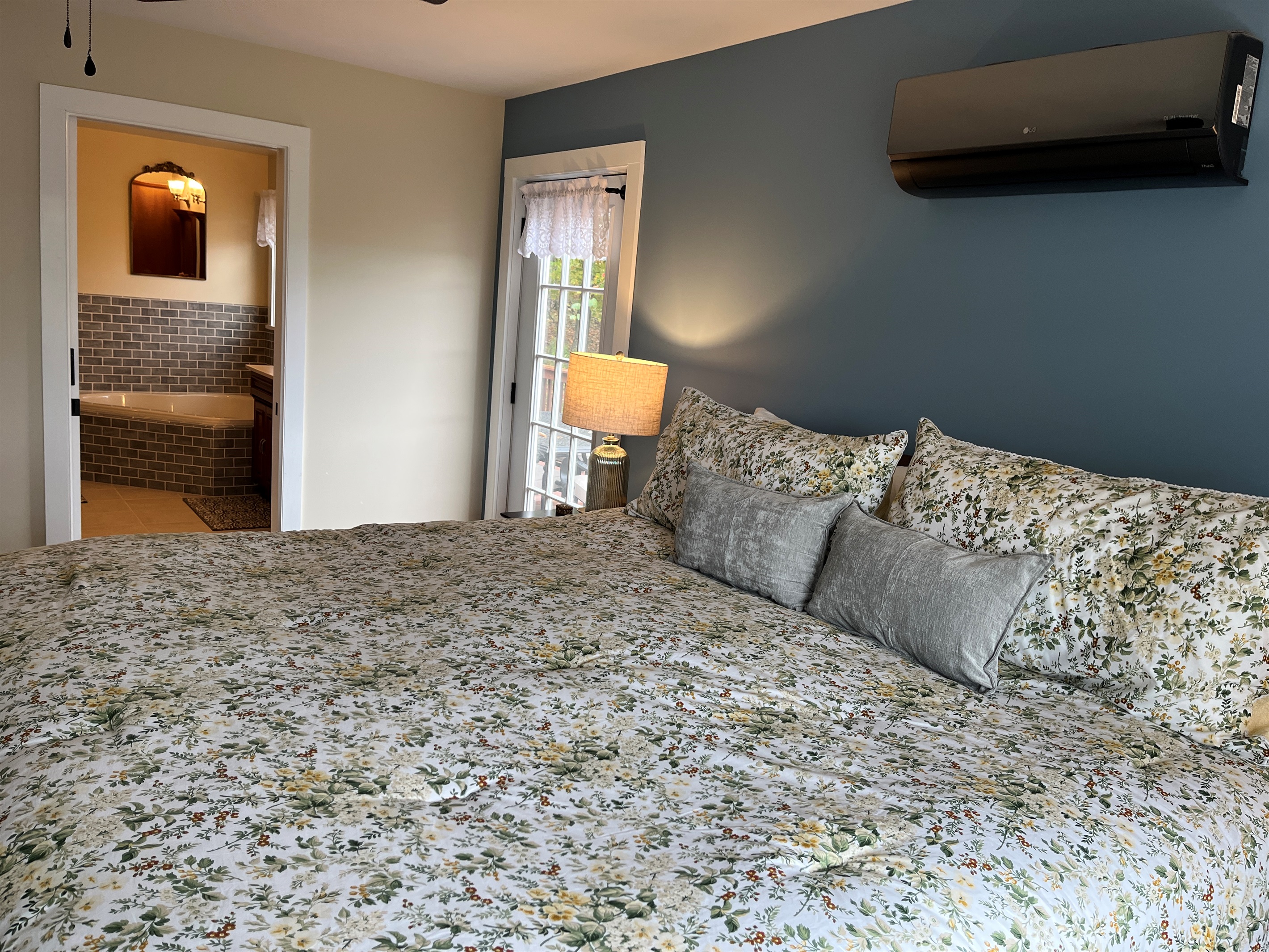 1st floor King with en-suite bath