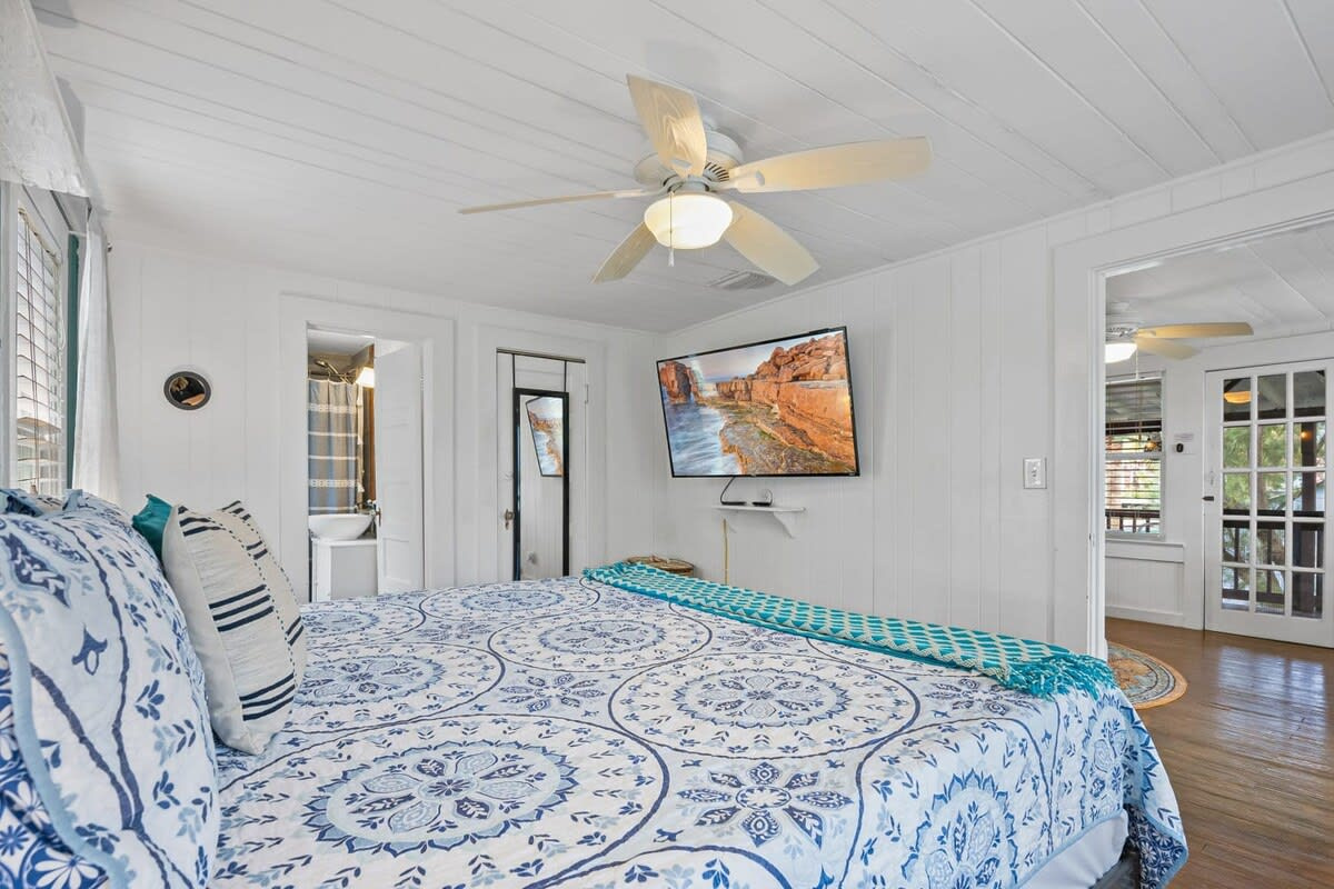 Wall-mounted smart TV, a ceiling fan, and the en-suite bathroom just through the doorway, so no midnight expedition is ever required. Sign into your own Netflix or Hulu account and settle in for a very slow evening.