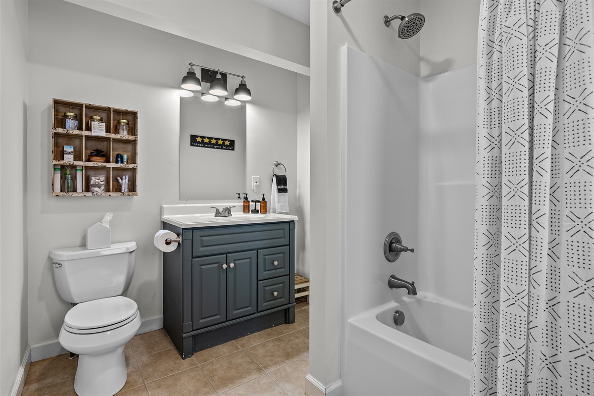 Harmony bedroom with shower / tub combo.