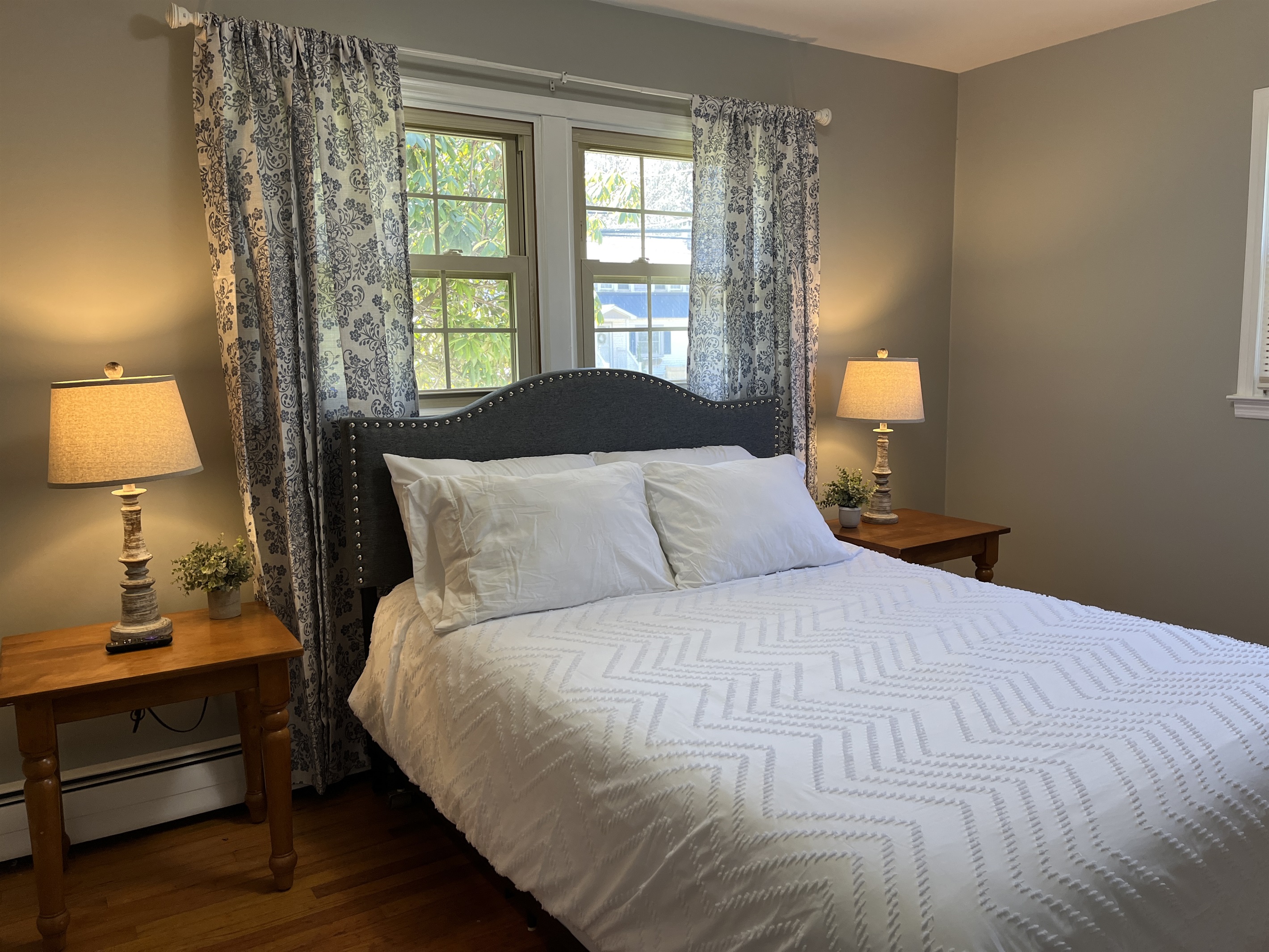 1st floor Queen bed