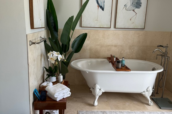 UPDATED - Luxury Frette bath linens; Molten Brown toiletries; Dyson hair dryer