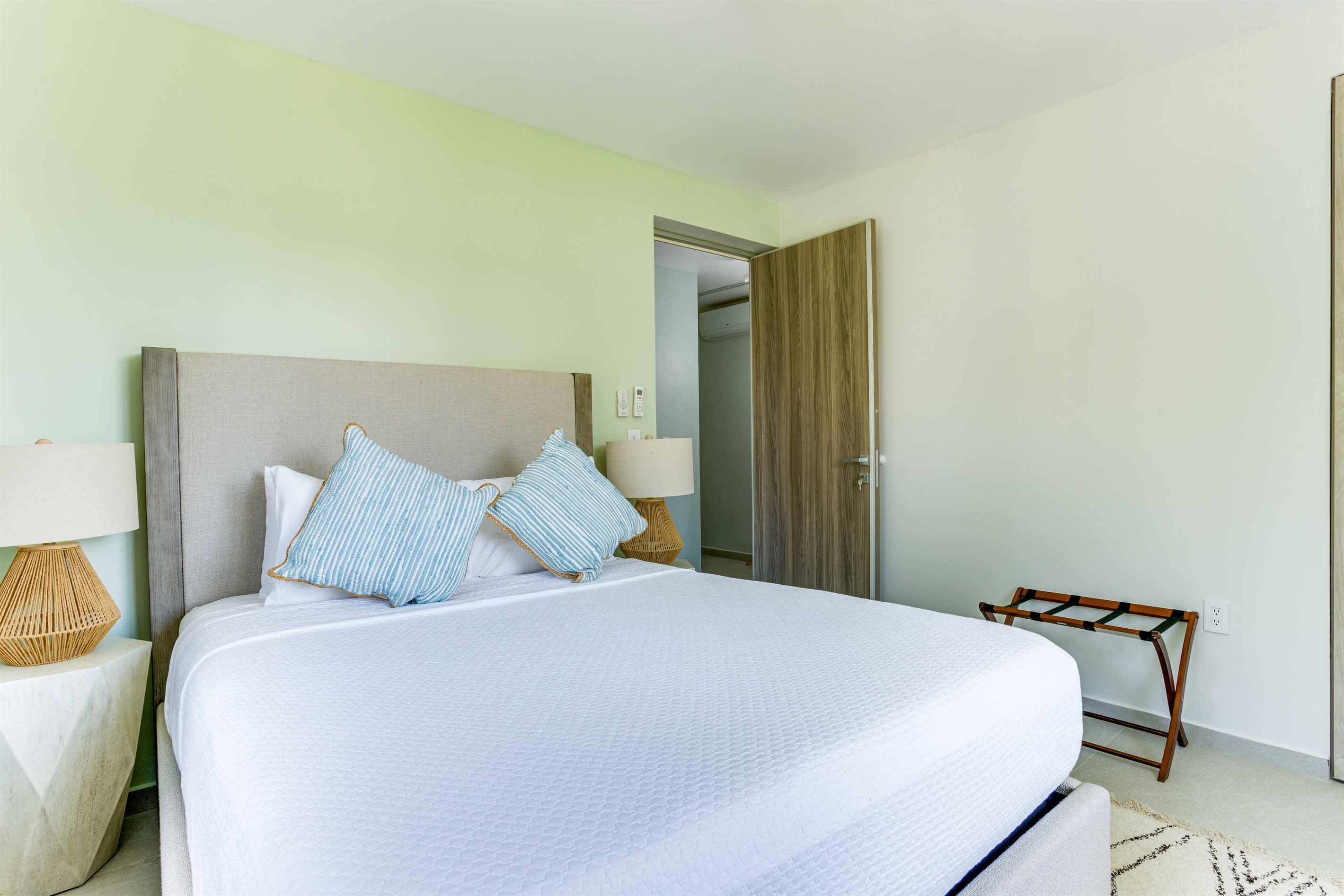 Bedroom 2: Queen Bed