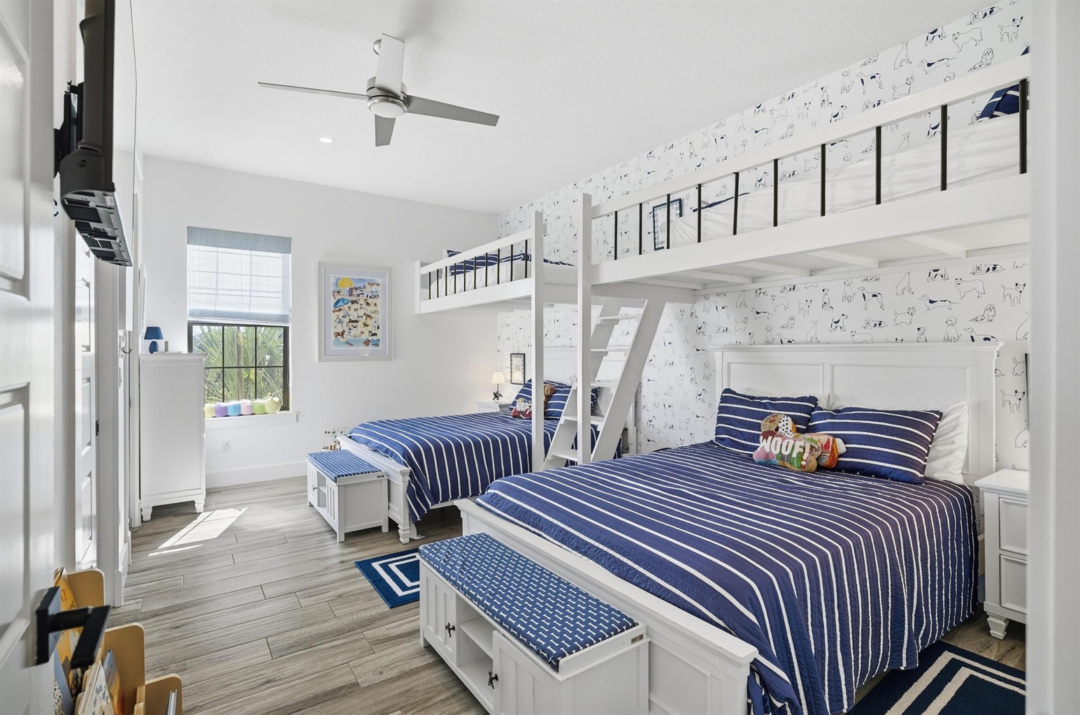 Kids’ bunk room fun 🐶🛏️
Two cozy queen beds plus an awesome loft bunk make this the perfect space for kids to spread out, sleep comfortably, and keep the vacation giggles going.