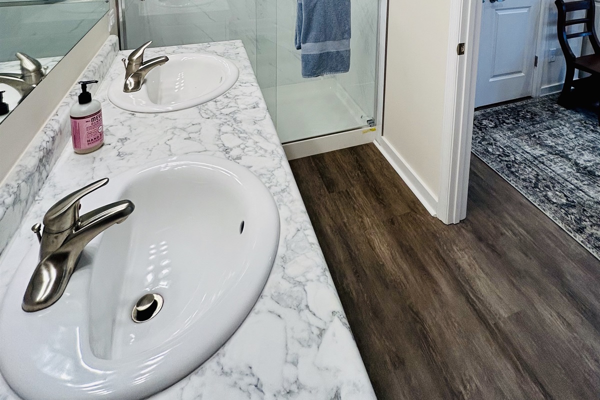 Dual vanities in the ensuite