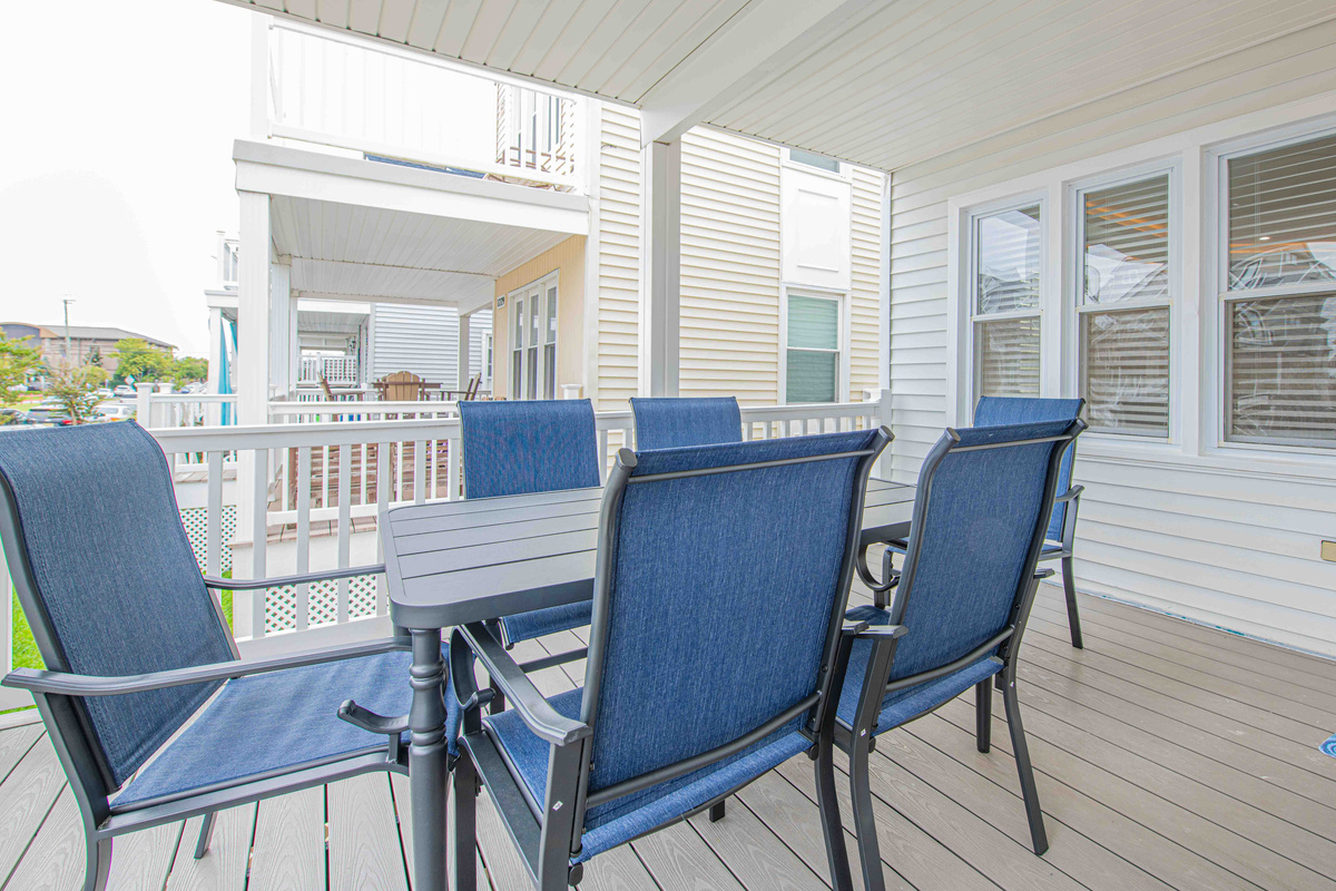 Covered Porch - Outdoor Dining Area