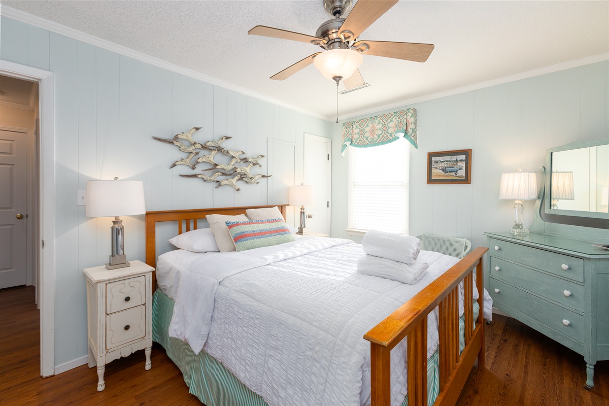 Coastal d&eacute;cor and a comfortable setup in Bedroom 2