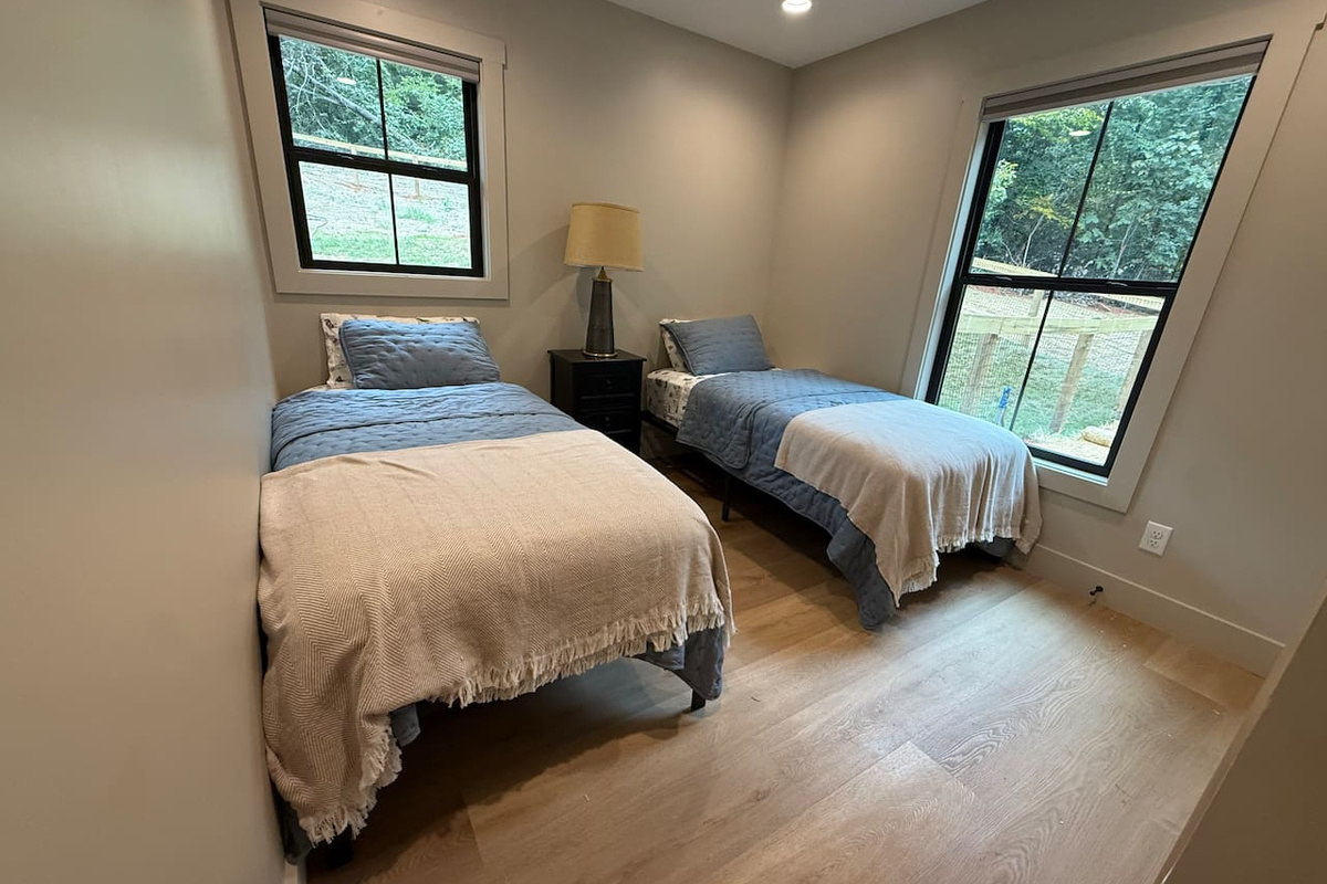 Bedroom 3 with two twin beds