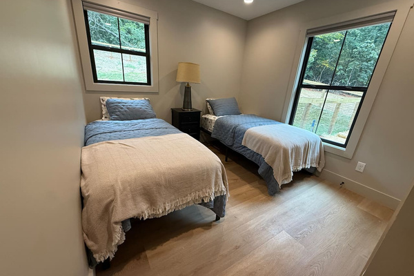 Bedroom 3 with two twin beds