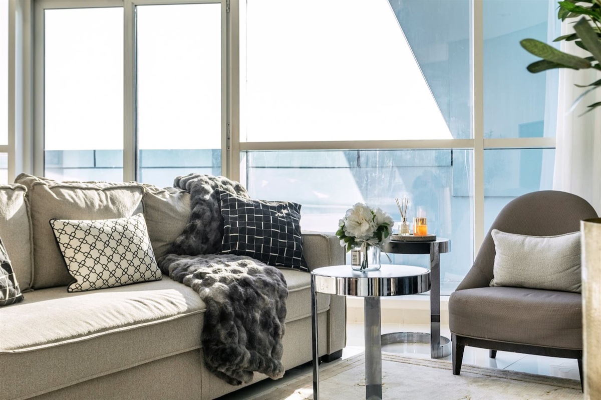 Living room with scenic citiview 