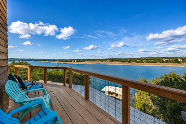 Take in sweeping Lake Travis and Hill Country views from the private deck—the perfect spot for morning coffee, sunset drinks, or simply relaxing by the water.
