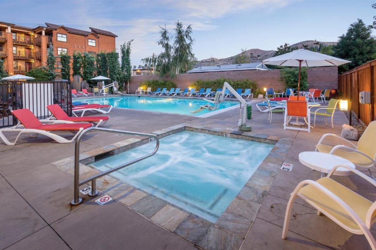 Outdoor swimming pool & hot tub, both ADA accessible