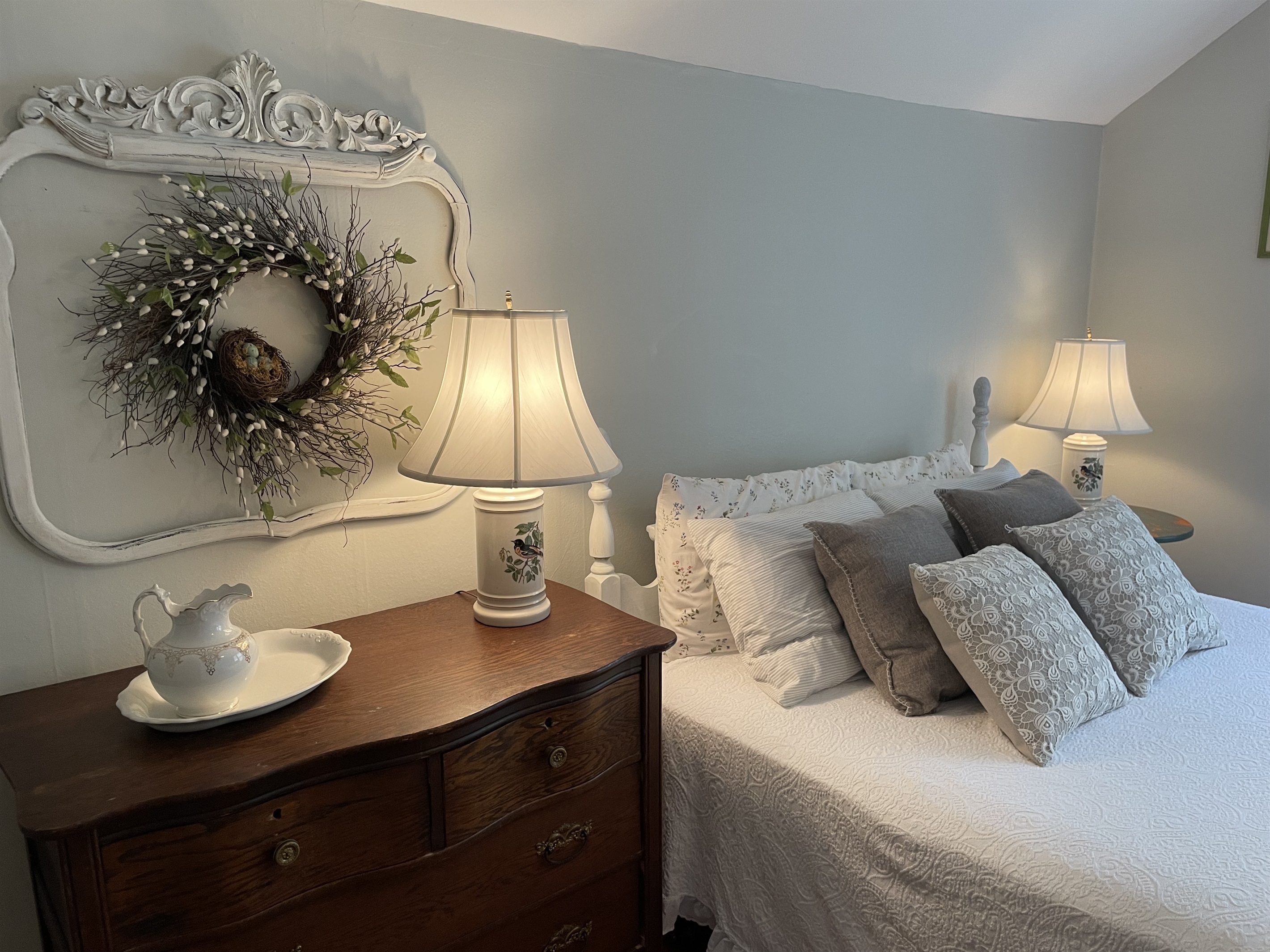 2nd floor Queen + Twin w/ ensuite
