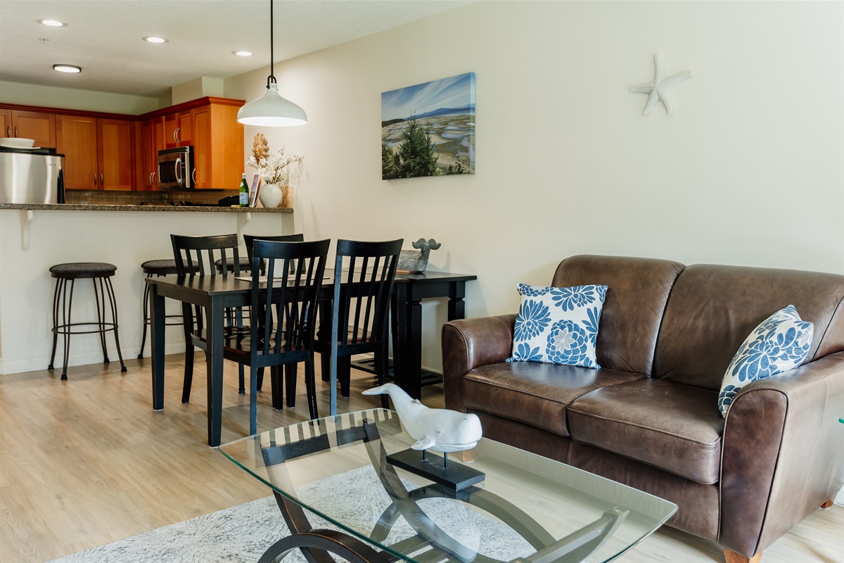 Unit A. Streaming TV. Natural Gas fireplace. Double Glass doors to a private covered deck. AC Unit. Queen sofa pull-out plus ample comfortable seating.