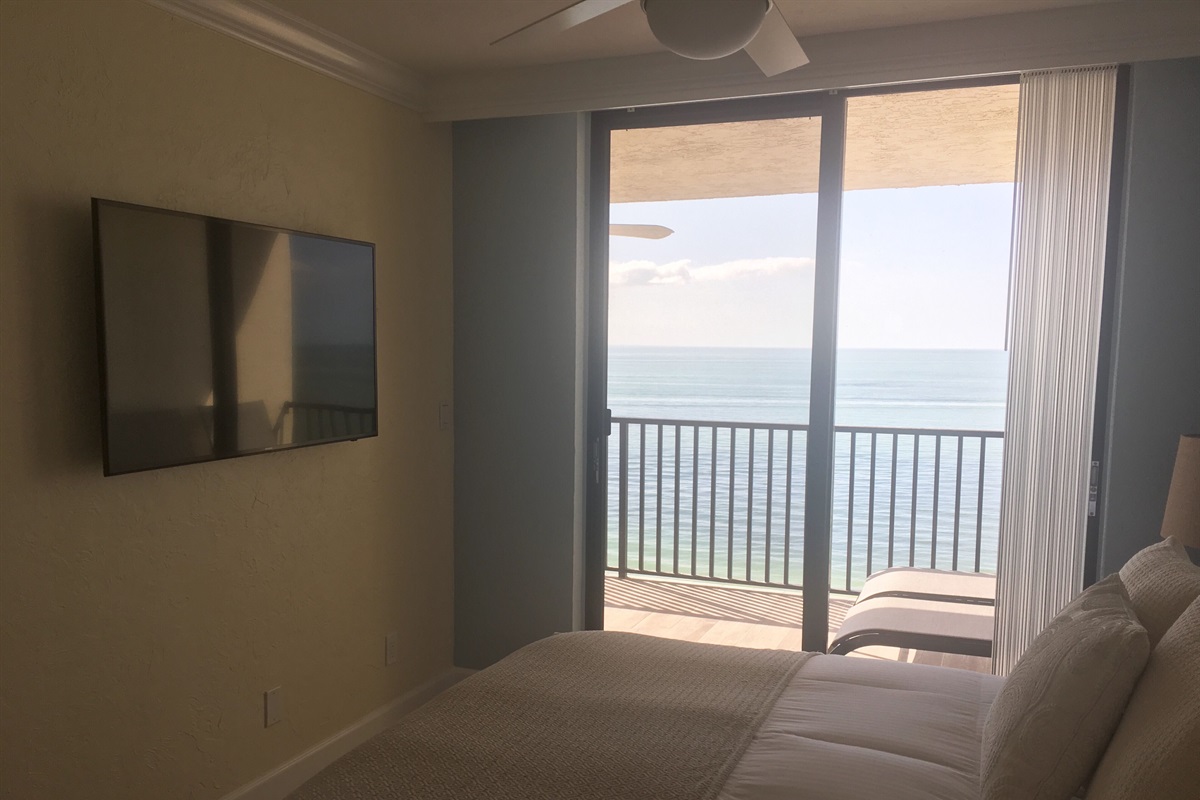 Master bedroom overlooking the ocean. New KING Bed. Large Smart TV. Ceiling fan