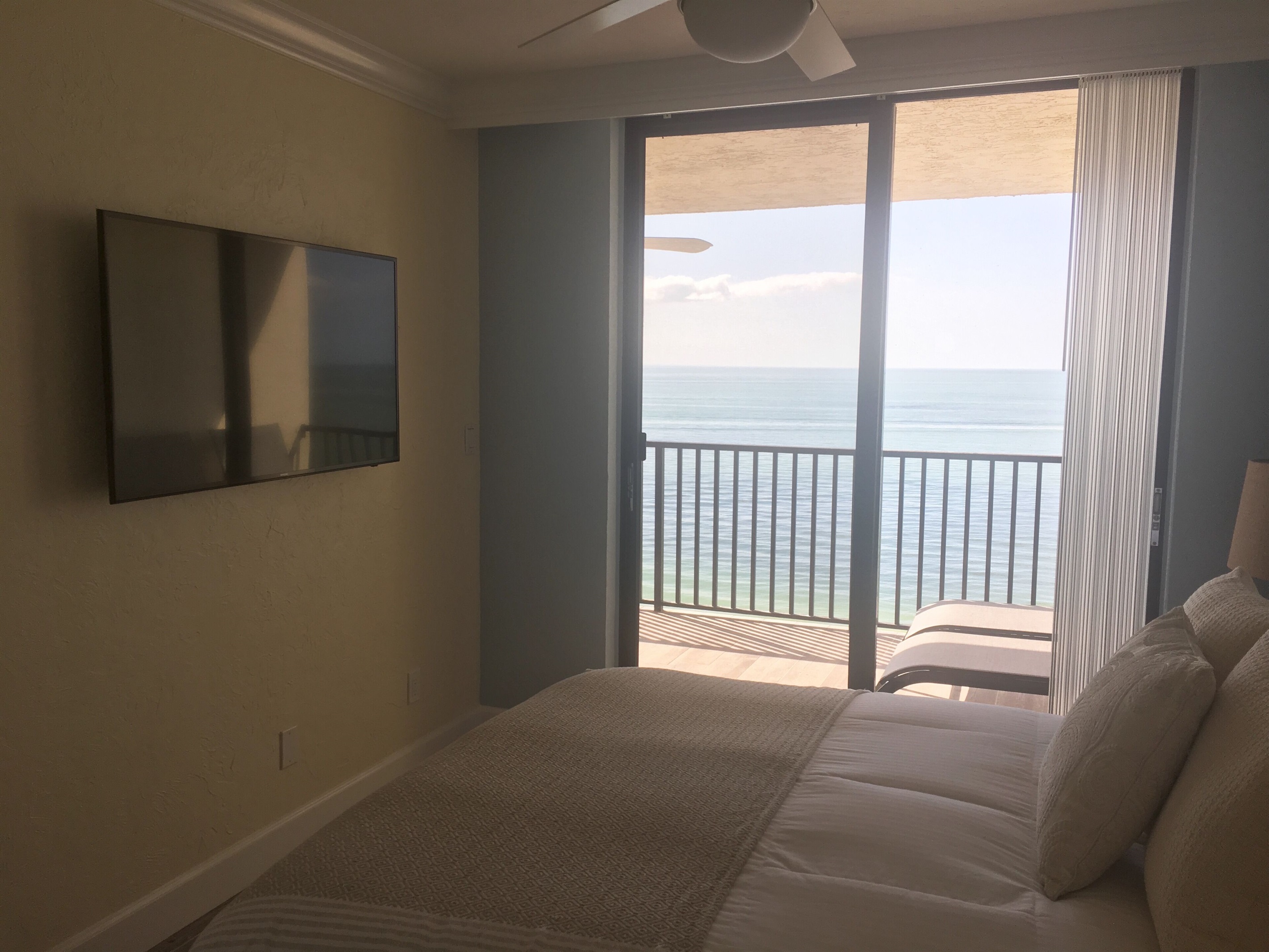 Master bedroom overlooking the ocean. New KING Bed. Large Smart TV. Ceiling fan