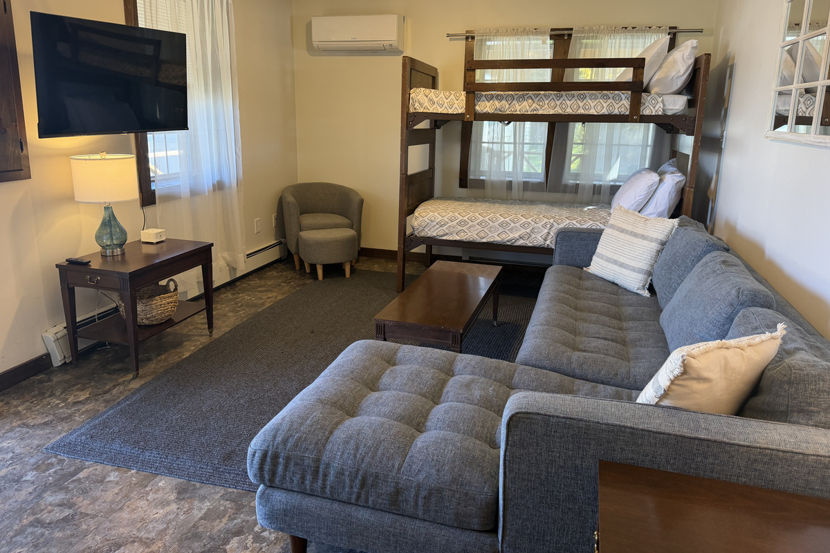 Living area with SmartTV and bunkbeds