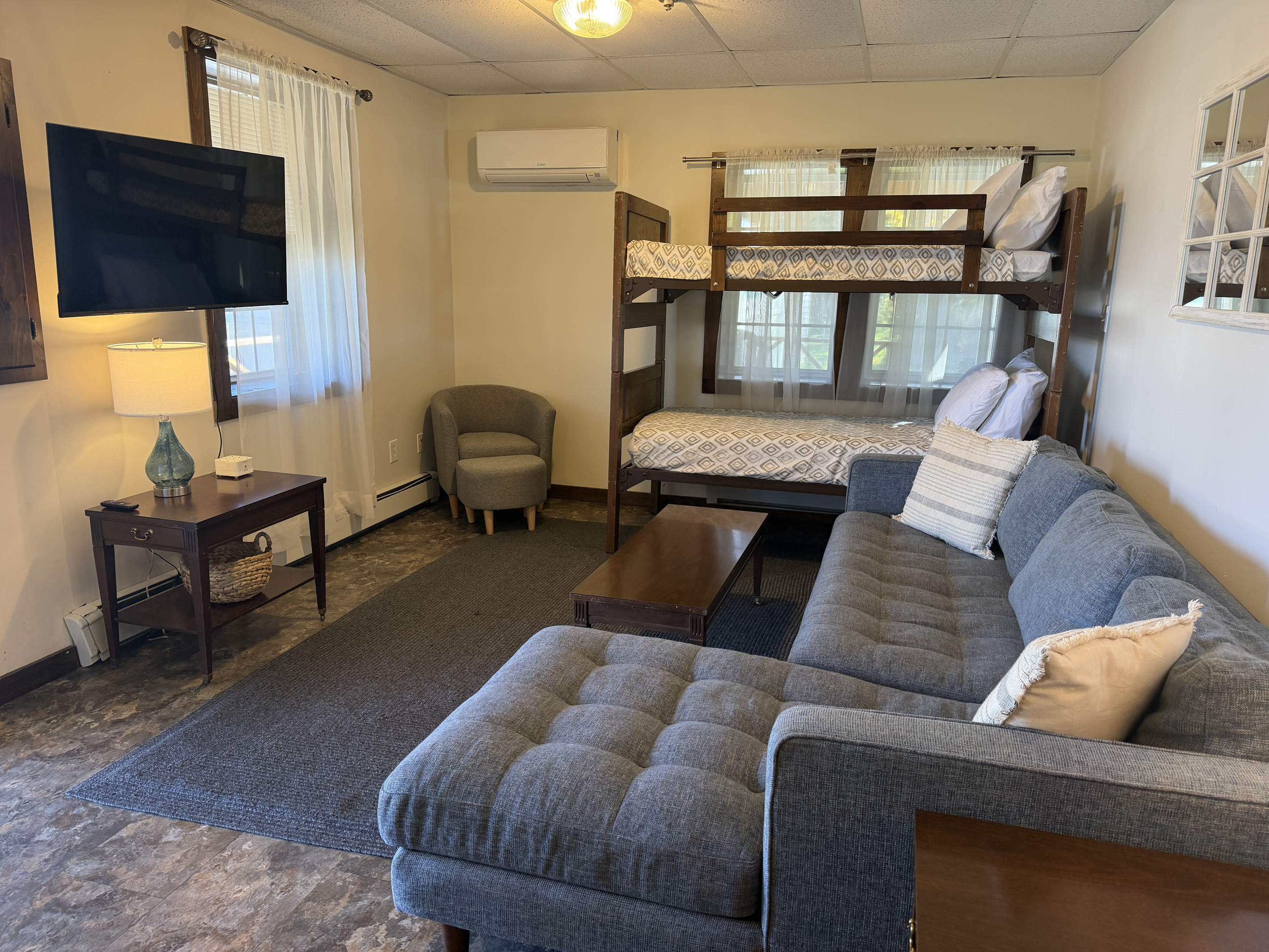 Living area with SmartTV and bunkbeds