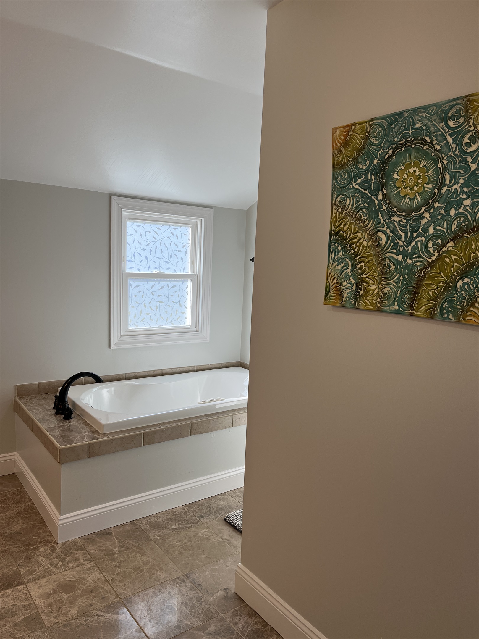 Hilltop Hideaway 2nd Floor bathroom jetted tub.
