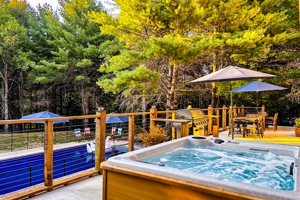 Cap off the evening with a soak in the 6-person hot tub. Located on the patio overlooking the pool, it’s the perfect spot for stargazing after the sun goes down.