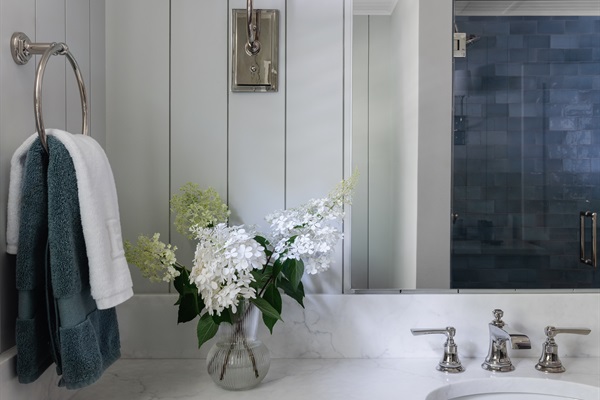 Upstairs full bath: a clean and convenient space for everyone.