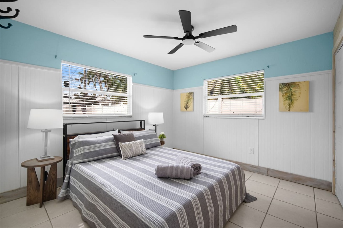 Second bedroom with a Queen-size bed next to the Florida room 