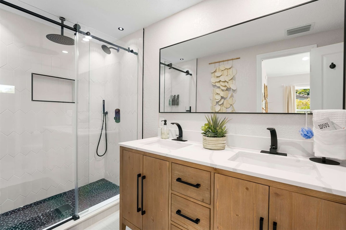 [Bathroom #1] Rain shower head