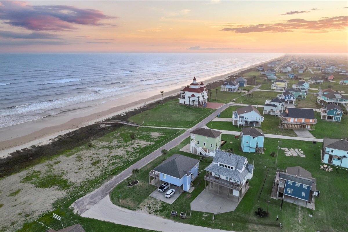 69fd855a0a9d48f895107fb39864ca6b Large | Beachhouse | Texas | TX | Vacation Homes | Galveston | Crystal Beach | Kokomo | Breezy Days | Beachfront Elegance | Sunrise Serenity | Southern Sands Property Management, LLC