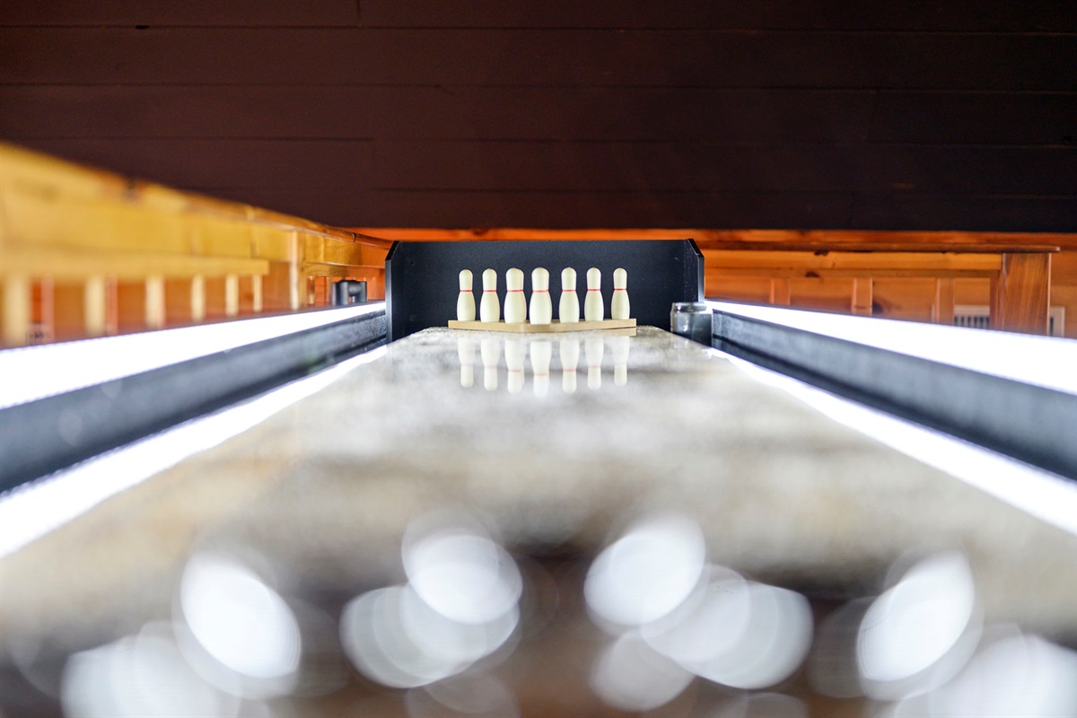 A fully equipped game room designed for friendly competition and unforgettable group moments. 🎳