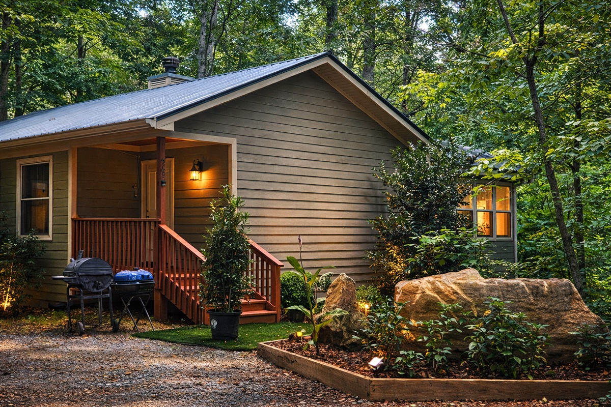 Your cozy forest escape—morning coffee on the porch, evenings under the trees, and total peace in every direction.