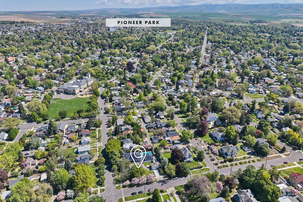 15-minute walk (0.7 miles) to Pioneer Park – perfect for morning or evening strolls