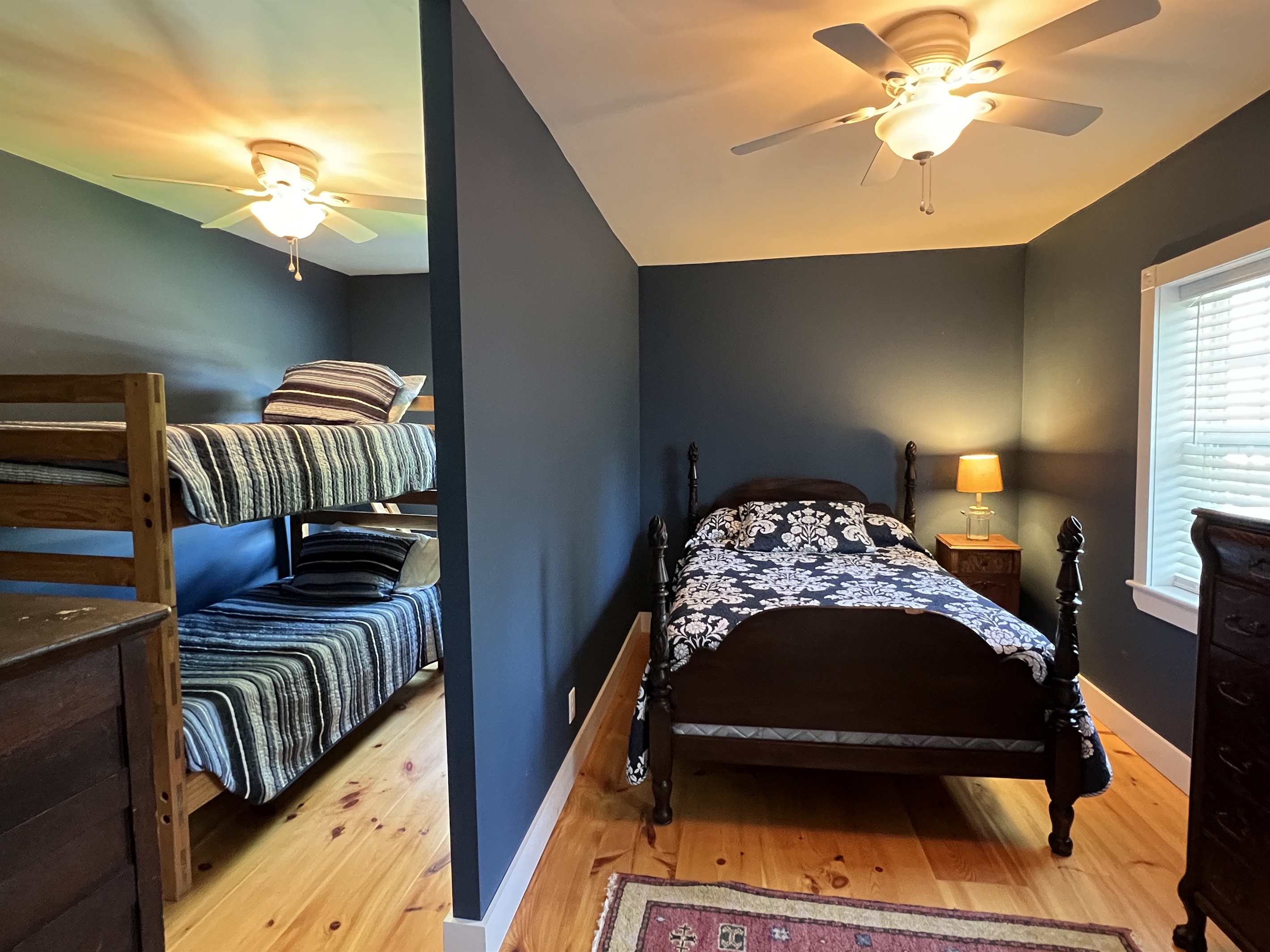 2nf floor family suite, 1 queen bed and 2 twins.