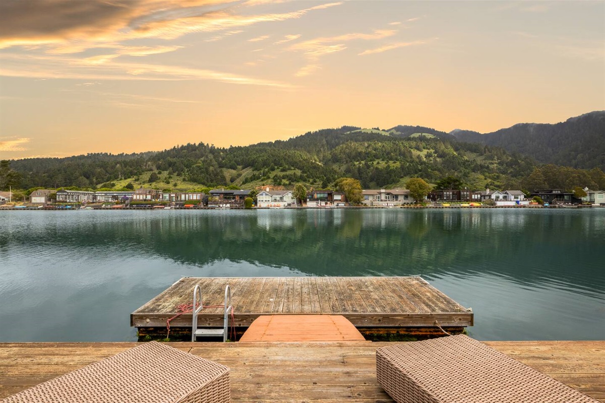- Stylish dock with loungers offering unobstructed lake and mountain views  
- Perfect location for sunbathing, stargazing, or enjoying a quiet moment  
- Ladder access to the water makes it ideal for swimming on warm days  

