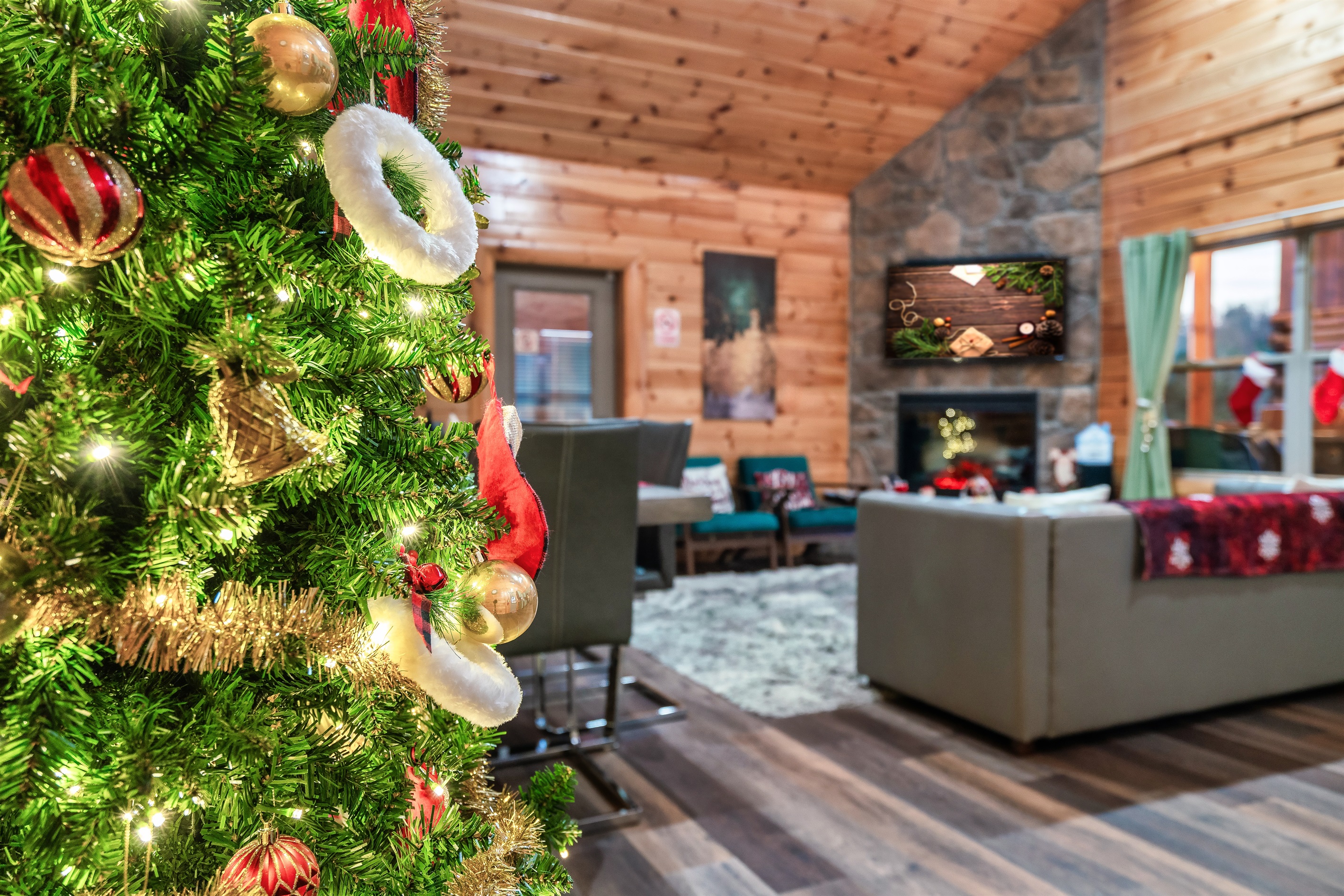 Family Room: Celebrate the season by the fire in this festive, beautifully decorated space!