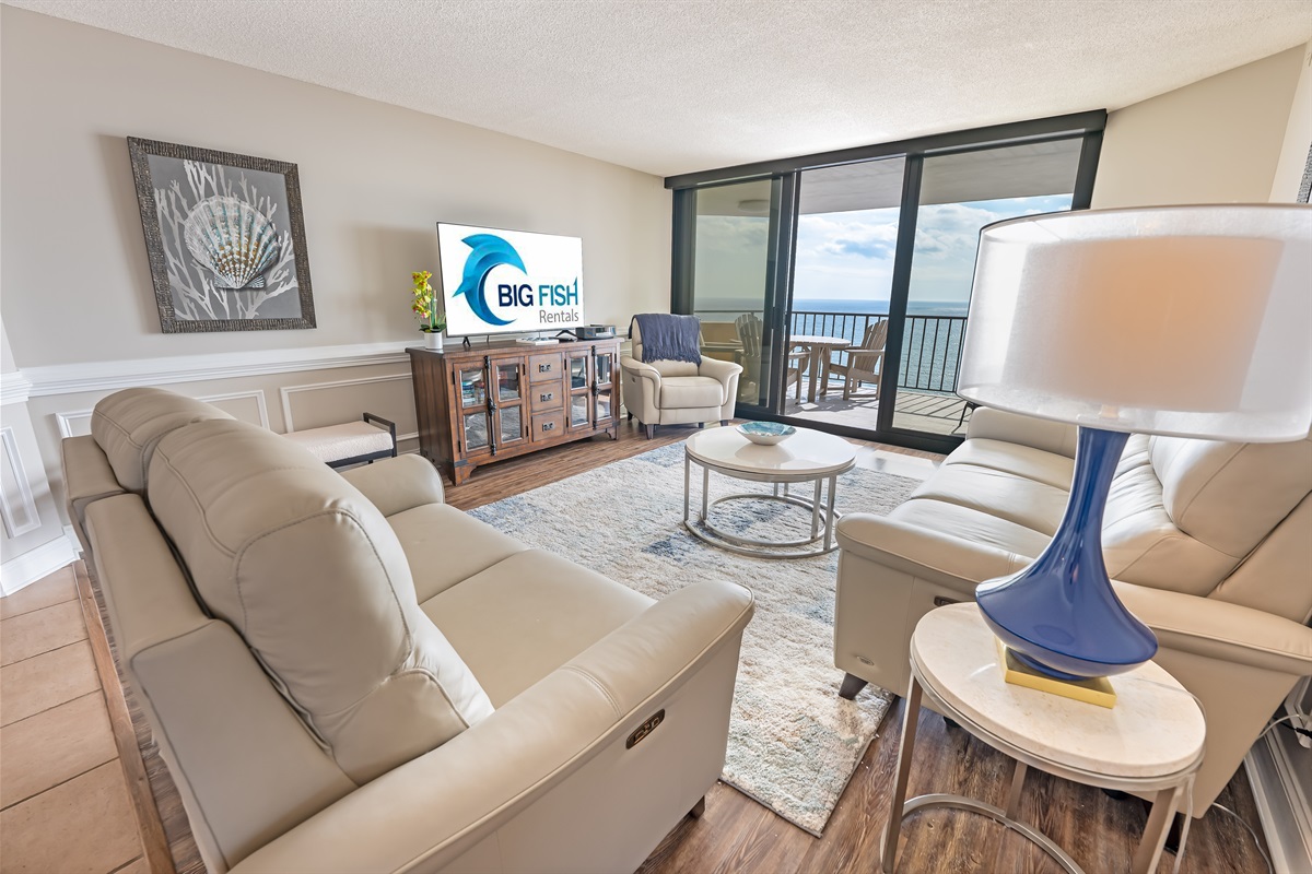 Living Room with Stunning Views🌊☀️