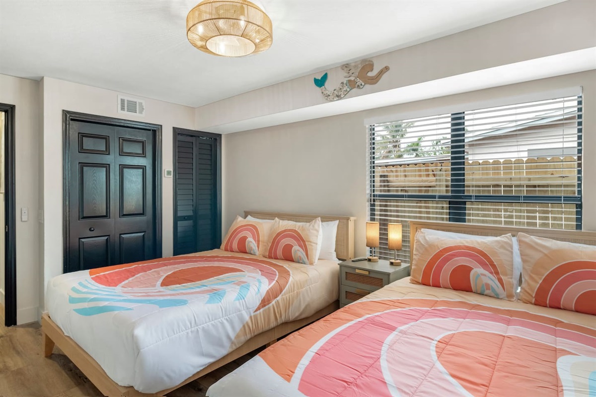 2 Queen Bedroom (Sleeps 4), New Memory Foam Mattresses, 40-in TV