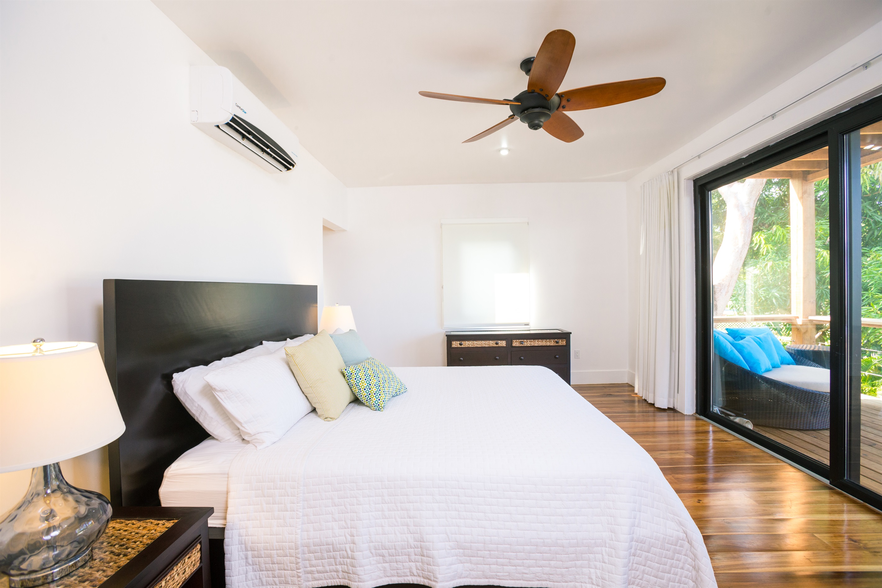 The lower master suite offers ultimate convenience and comfort, just steps away from the pool and living areas. This spacious retreat features a private ensuite with premium finishes, providing a quiet, accessible sanctuary for rest. 🛌✨