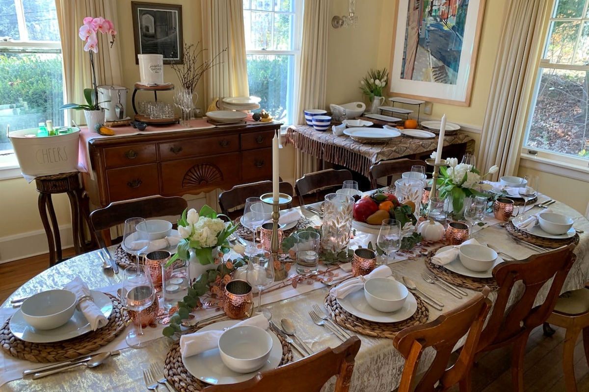 Dining table seats 10 people 