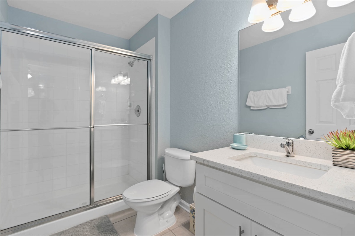 Queen ensuite with shower