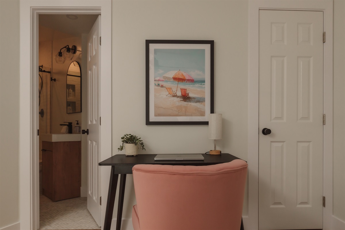 Work or unwind in our cozy corner, complete with a comfy desk chair, beachy vibes, and ensuite access. Perfect for catching up on emails or getting ready for a day of San Diego adventures. 🌴🧡