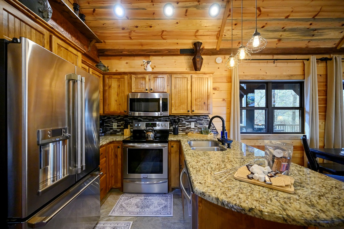 Fully equipped kitchen with granite counters and modern appliances 🍳