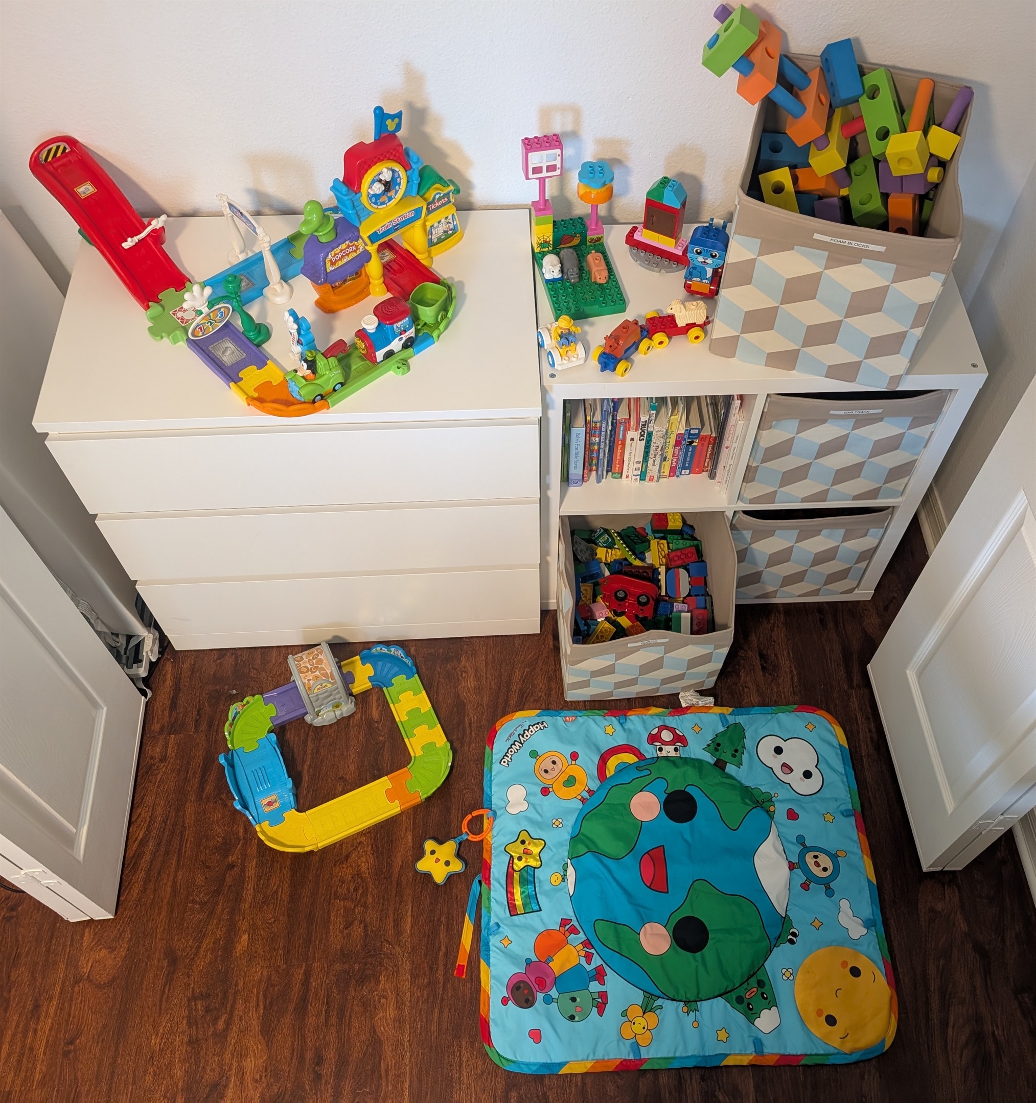 Books and toys in bunkbed room.