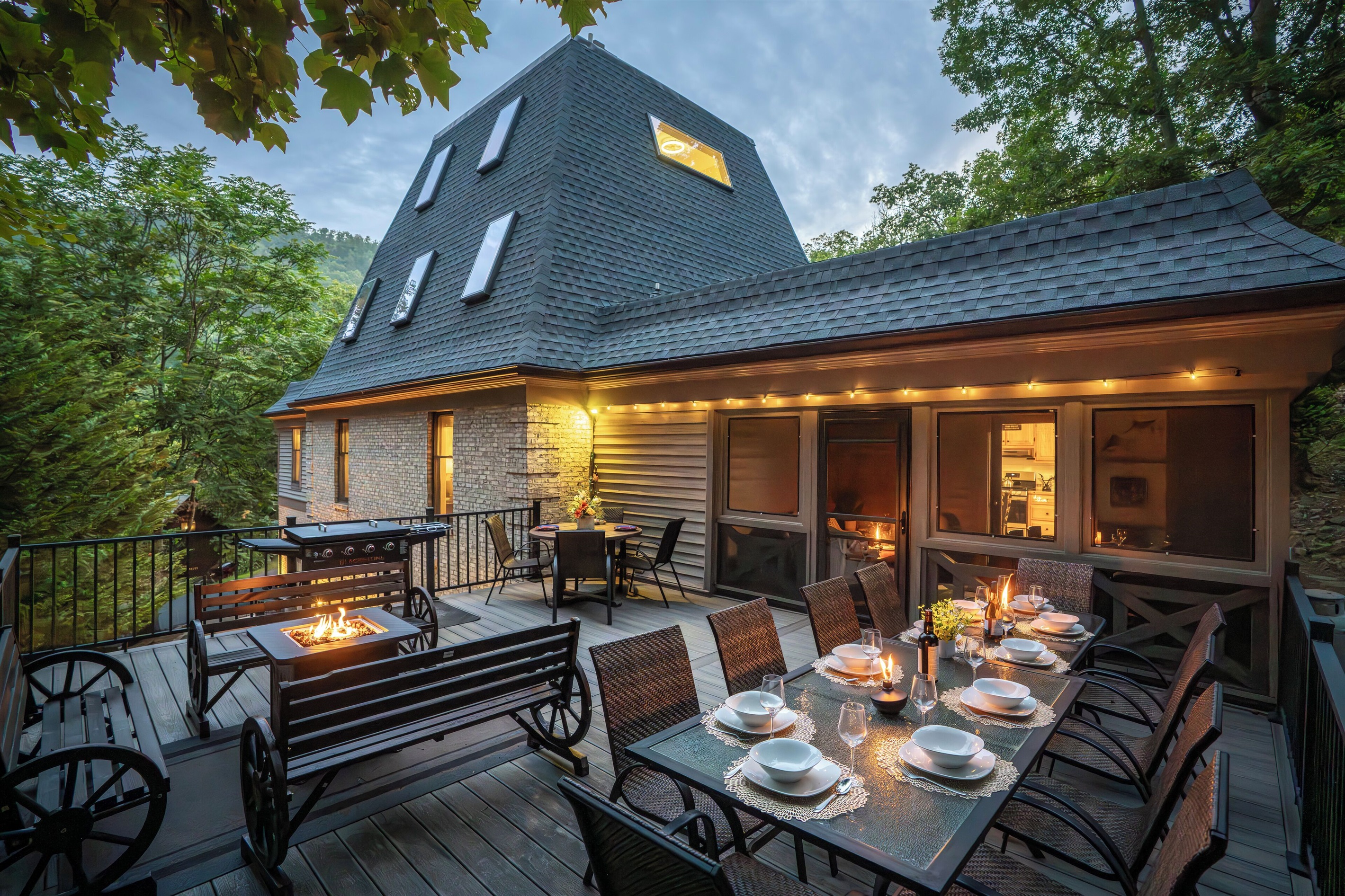 Deck with table seating for 10 and 4, plus firepit (propane provided)
