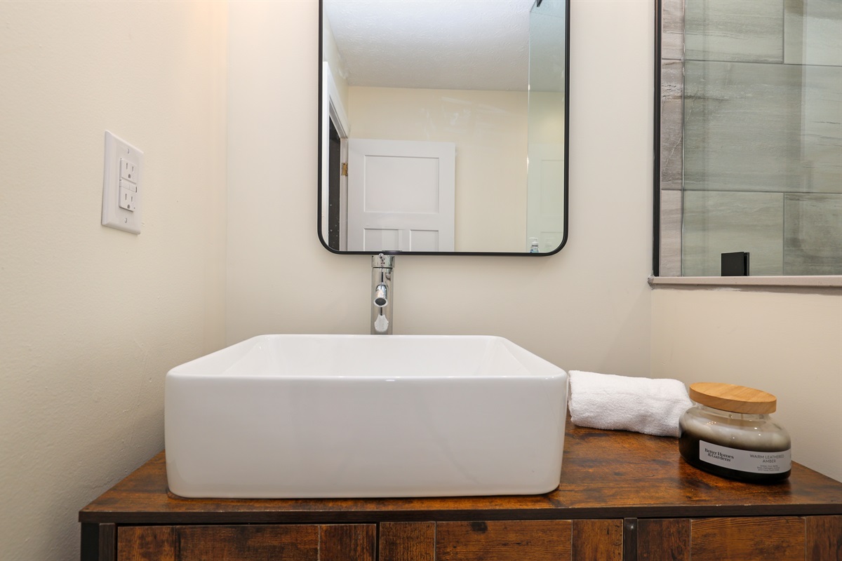 Full Bathroom on upper level-Rainfall shower with massage wand and LED shower nooks